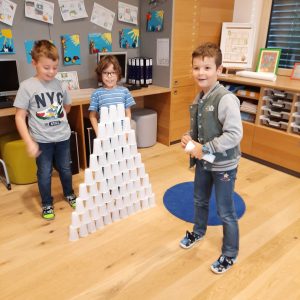 Der Turm aus 100 Bechern