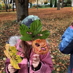 Elena verkleidet sich als Kürbis