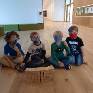 Unsere Mauer aus 100 Bausteinen