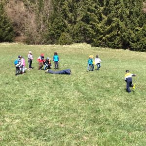 Frau Lehrerin rollt den Hang hinunter